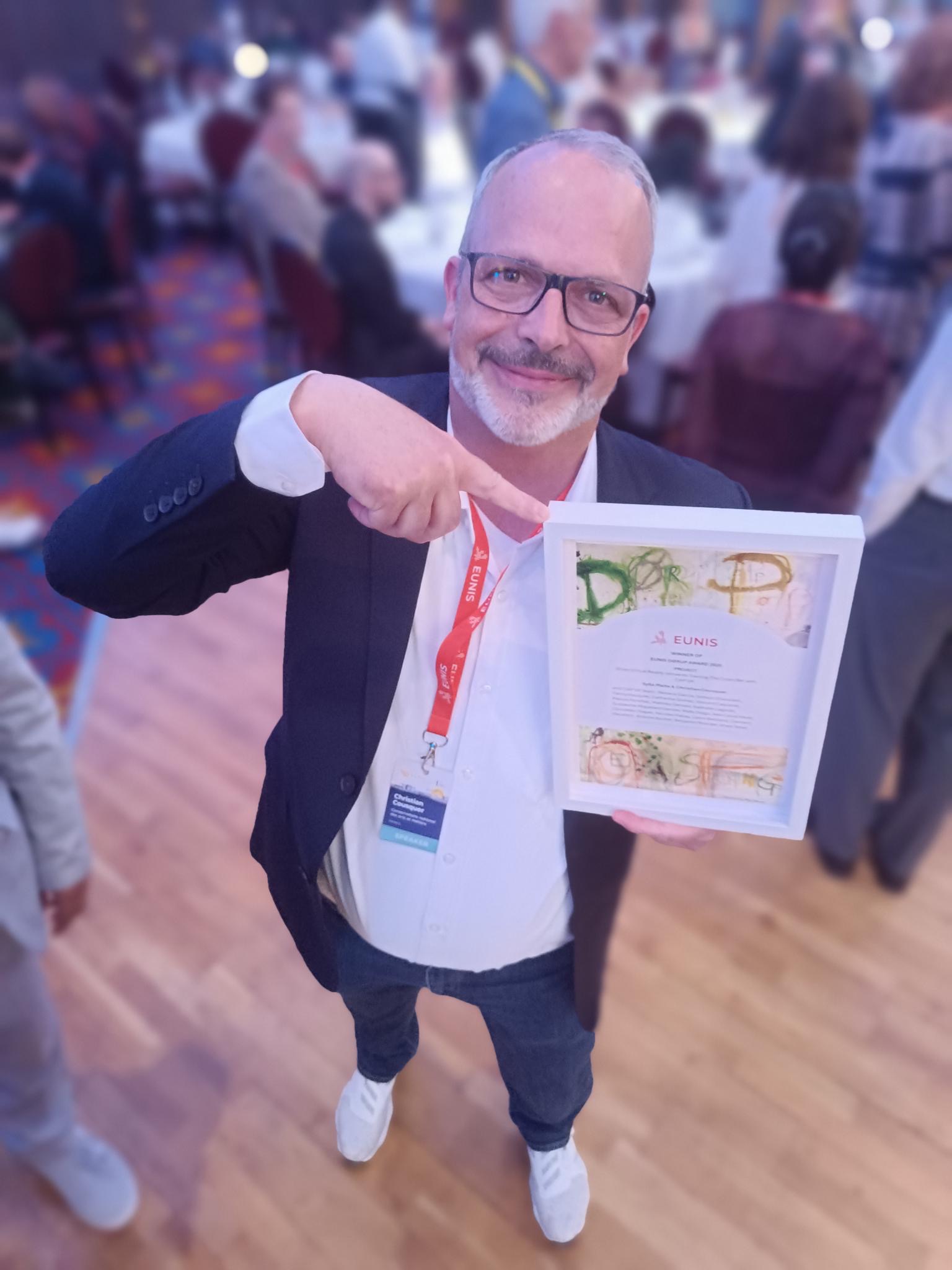 Photographie de Christian Cousquer avec le prix Eunis Dorup Award